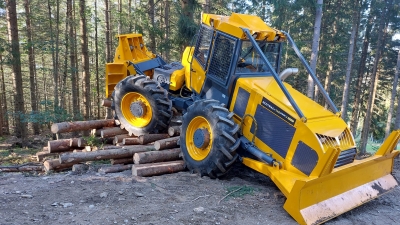 Šumski zglobni traktor Ecotrac 140 V STAGE V